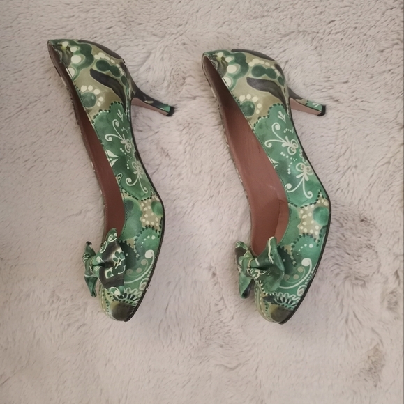 Red by Valentino Italian Leather Rare Pastel Green and Cream Paisley Floral Heel - Picture 3 of 8